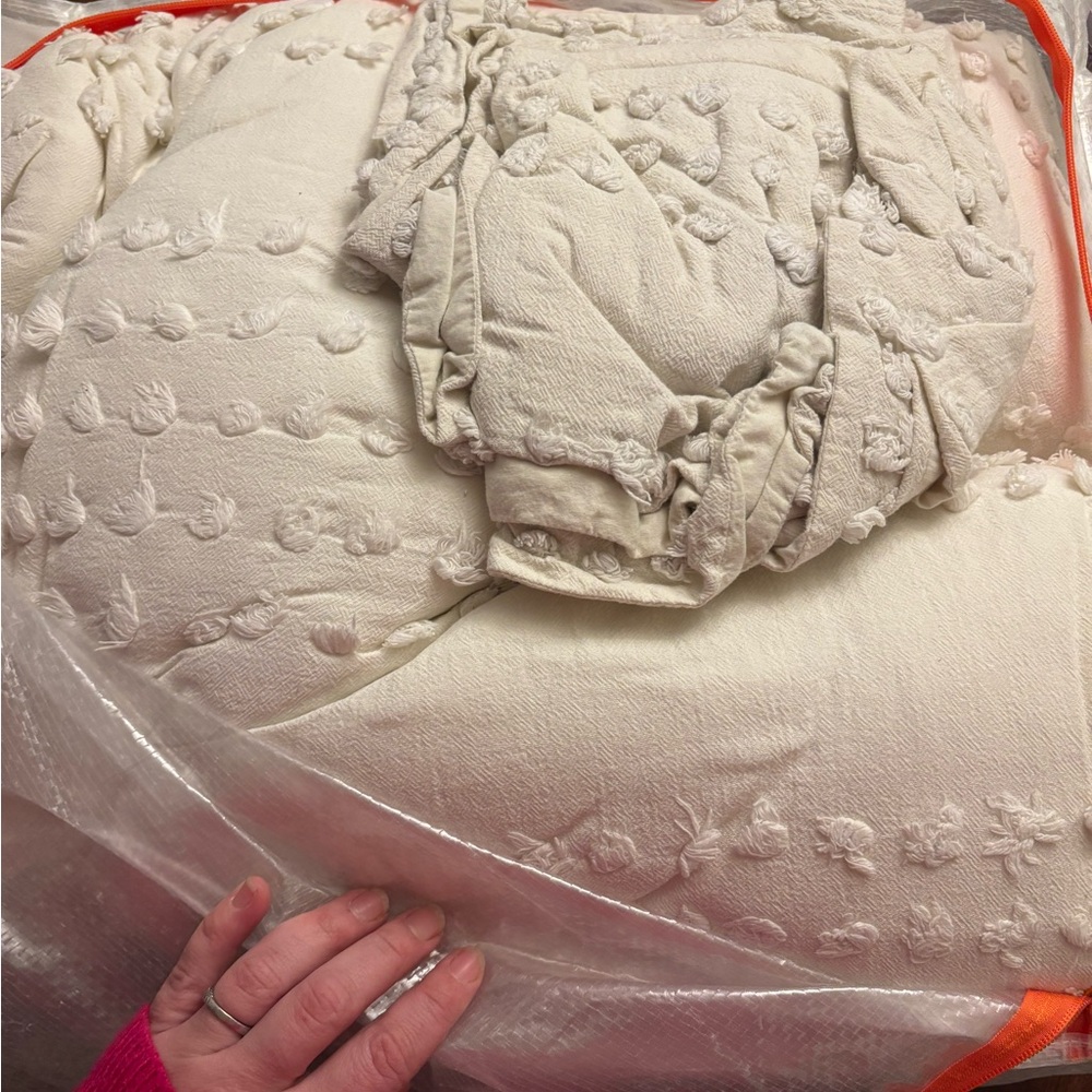 Elegant Cream Textured Bedding - Picture 2 of 2